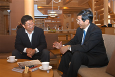 photo:(左)榎本淳一(右)仁坂吉伸県知事