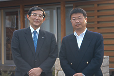 photo:モデルハウス前にて (左)仁坂知事(右)榎本さん